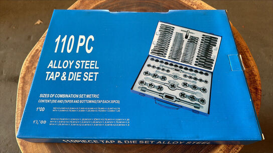 Komplet gevindskæresæt med 110 dele i praktisk kuffert
