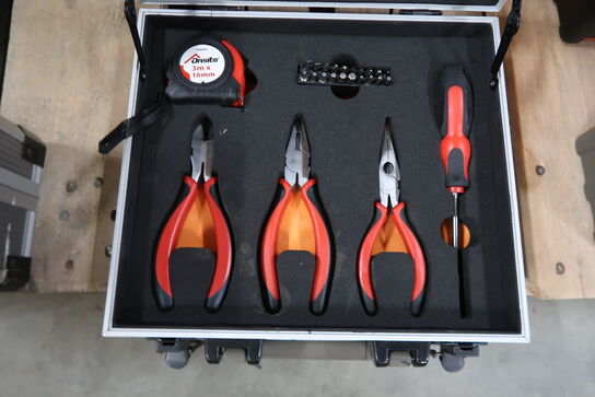 Værktøjskuffert med indhold 