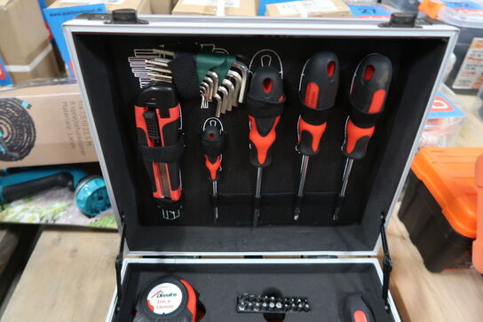 Værktøjskuffert med indhold 