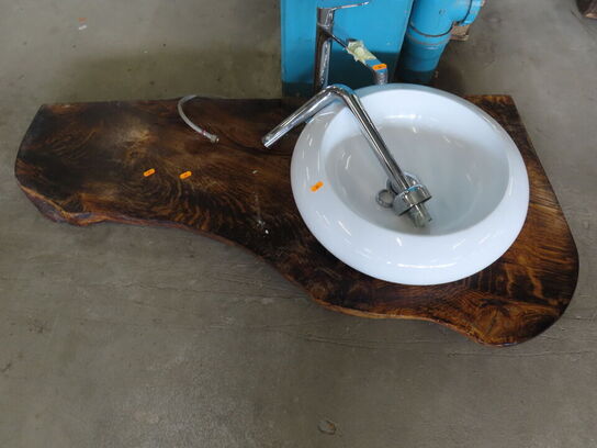 Bordplade i træ med vask og armatur