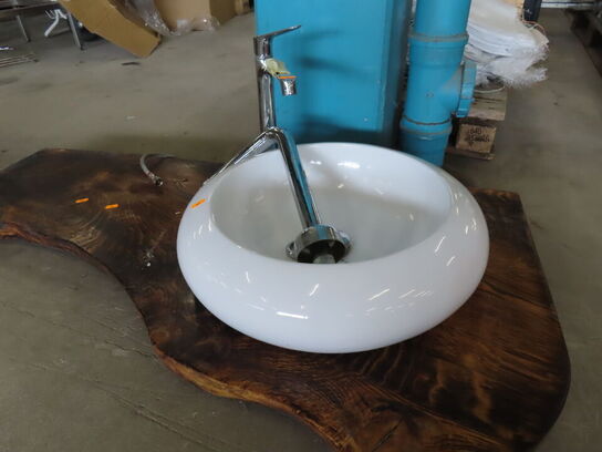 Bordplade i træ med vask og armatur