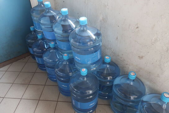 Diverse vandbeholdere a 18,9 l.