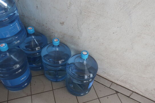 Diverse vandbeholdere a 18,9 l.