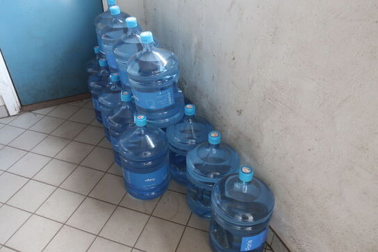 Diverse vandbeholdere a 18,9 l.