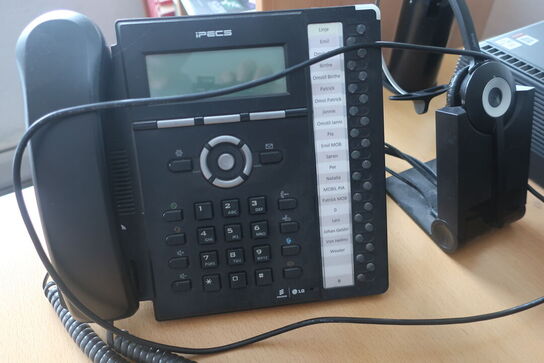 2 stk. skærme SAMSUNG F27T450FQR m.m.