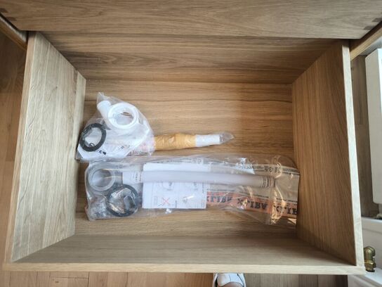 Badmøbel i egetræsfinér m. vask