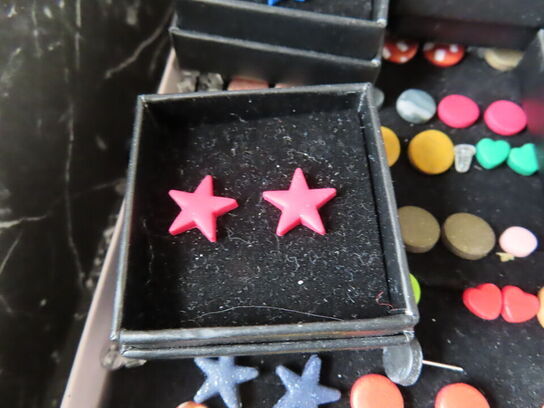 Øreringe - blandede i kasse