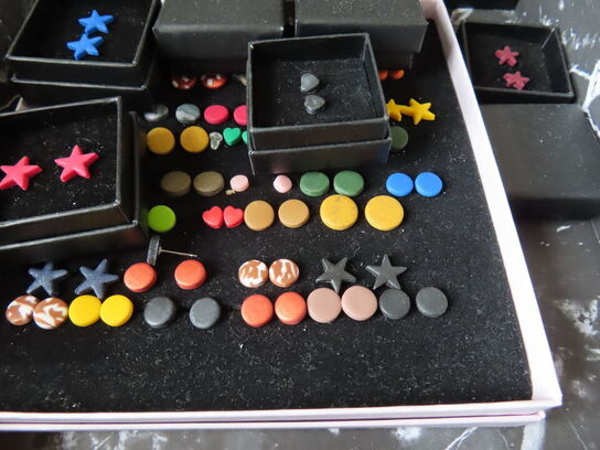 Øreringe - blandede i kasse