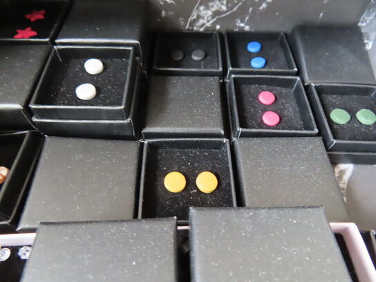 Øreringe - blandede i kasse