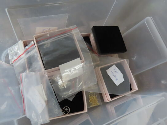 Blandede armbånd og øreringe i kasse