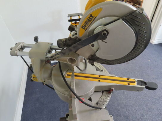 Kapgeringssav med stativ DEWALT DW712N