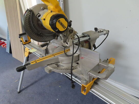 Kapgeringssav med stativ DEWALT DW712N