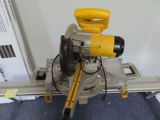 Kapgeringssav med stativ DEWALT DW712N