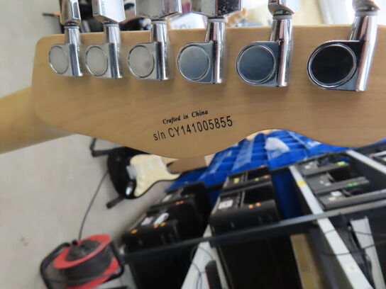 Guitar SQUIER TELE by FENDER inkl. stativ