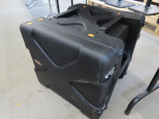 Rackskab med skuffeinsats