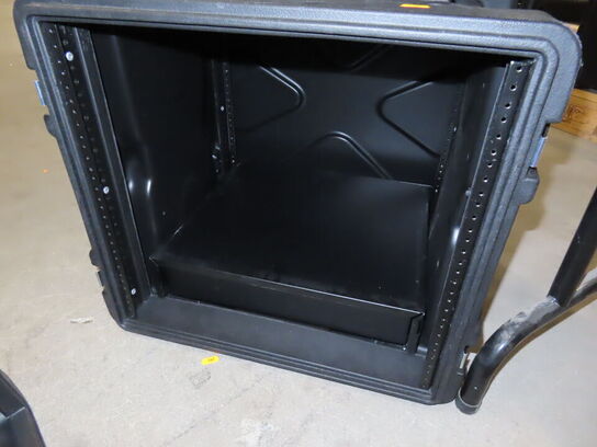 Rackskab med skuffeinsats