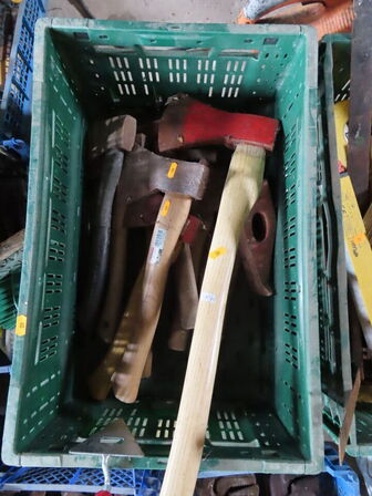 Kasse med diverse økser