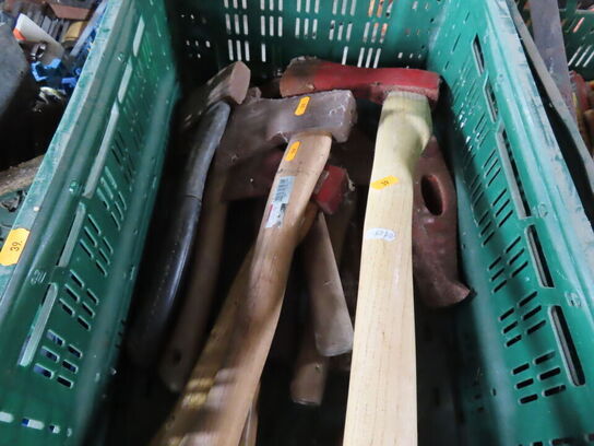 Kasse med diverse økser