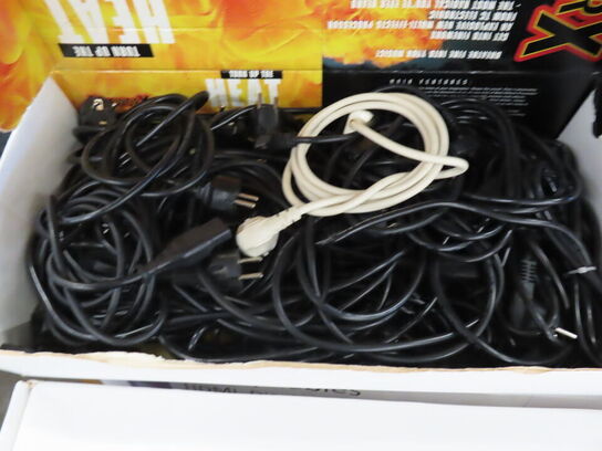 33 kasser med div kabler. XLR, Optisk, USB Display port mv.