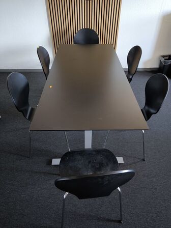 Bord med 6 stk. stole