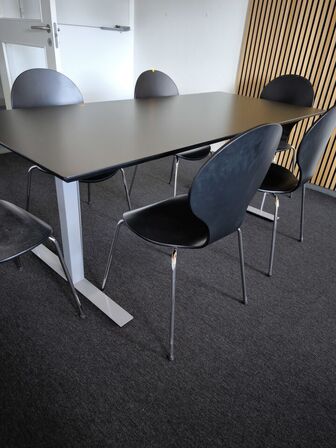 Bord med 6 stk. stole