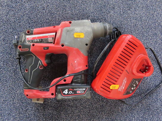 Borehammer, Batteri og oplader MILWAUKEE M12 CH