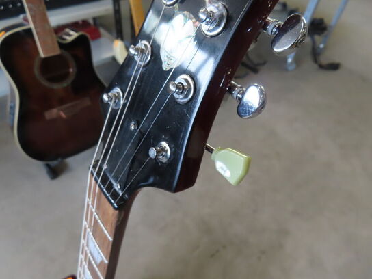 Guitar SUPREME AAGE inkl. Stativ