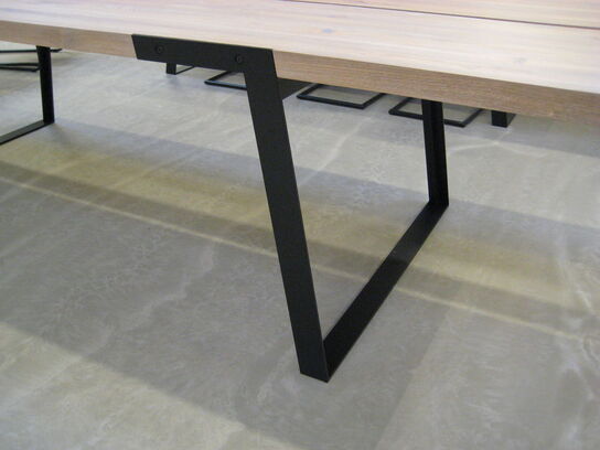 2 sæt sorte metal ben til Zilas spisebord