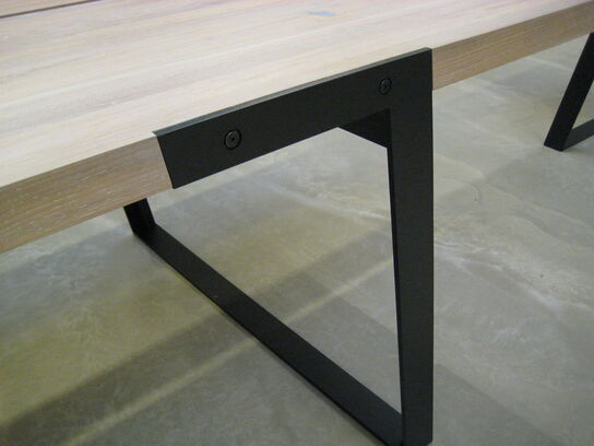 2 sæt sorte metal ben til Zilas spisebord