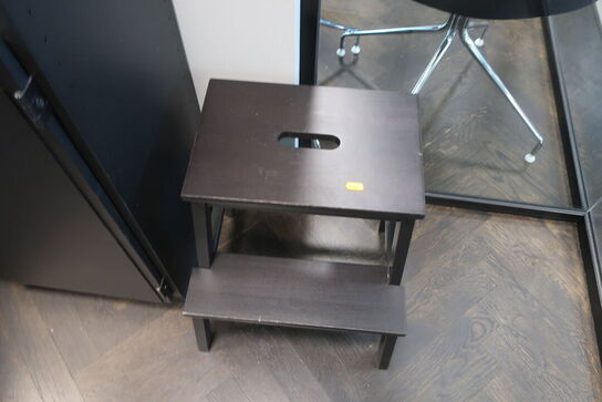 2 stk. reoler, den ene væghængt samt skammel