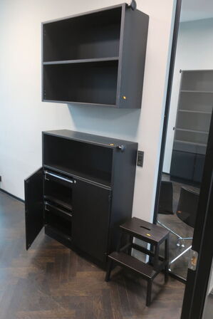 2 stk. reoler, den ene væghængt samt skammel