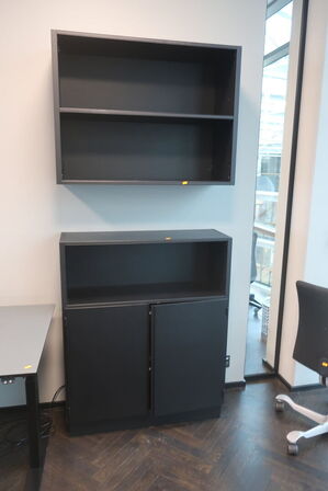 2 stk. reoler, den ene væghængt samt skammel