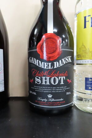 2 fl. Rødvin samt 1 fl. GAMMEL DANSK og 1fl.  Gin