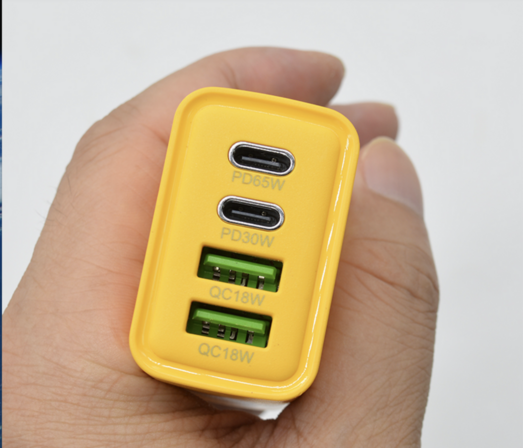 2 stk. Mobiltilbehør vægadapter 65W GaN – 2×USB-C + 2×USB-A – Gul