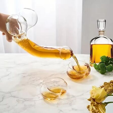 2 stk. Håndblæst humoristisk karaffel til vin og whisky