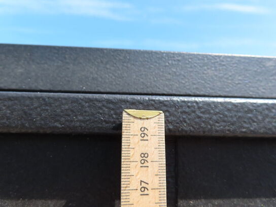 Dør med med ramme (ydre mål205x 95)