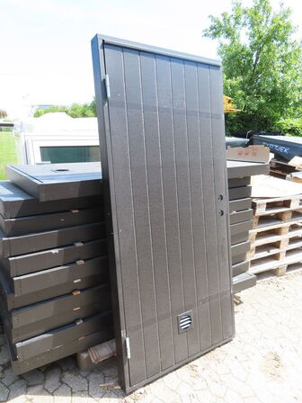 Dør med med ramme (ydre mål205x 95)