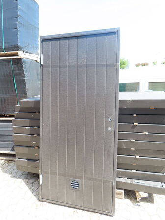 Dør med med ramme (ydre mål205x 95)