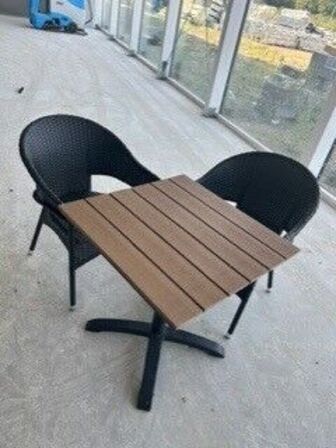 Cafesæt med bord og to stole