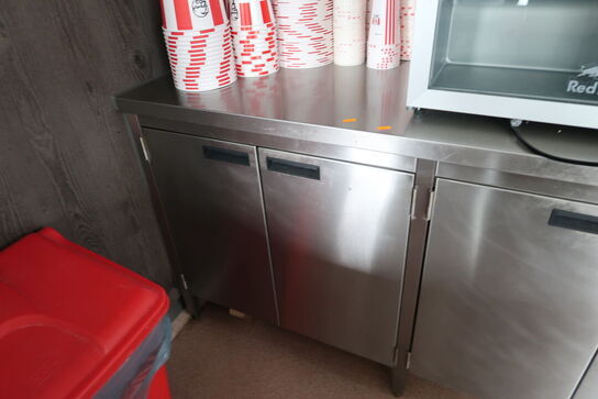 Rustfri stålbord med indhold uden køleskab