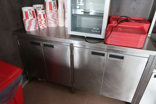 Rustfri stålbord med indhold uden køleskab