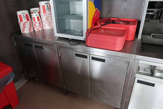 Rustfri stålbord med indhold uden køleskab