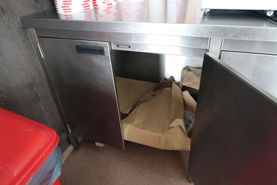 Rustfri stålbord med indhold uden køleskab