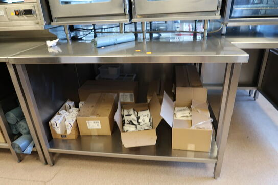 Rustfri stålbord med indhold (varmeskabe medfølger ikke)