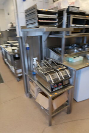 Rustfri stålbord med indhold (uden paninigrill)