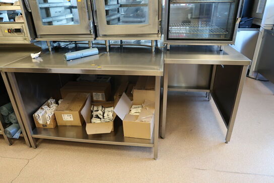 Rustfri stålbord med indhold (varmeskabe medfølger ikke)