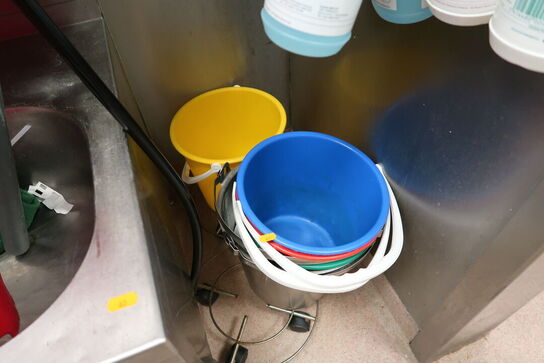 Vaskestation, sæbedispenser, rengøringsartikler m.m.