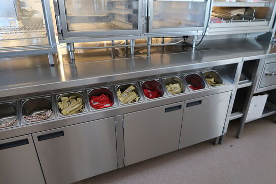 Rustfri stålbord med indhold (varmeskabe medfølger ikke)