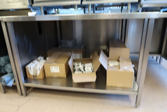 Rustfri stålbord med indhold (varmeskabe medfølger ikke)