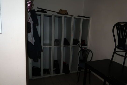 Bord, 3 stk. stole, reol, omklædningsskabe m.m.